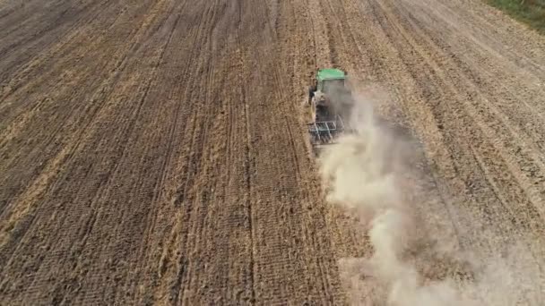 Tractor met schijveneggen op de landbouwgrond — Stockvideo