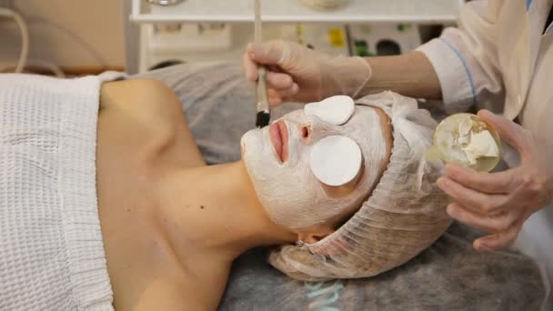 Masque facial appliqué pendant le traitement spa — Video