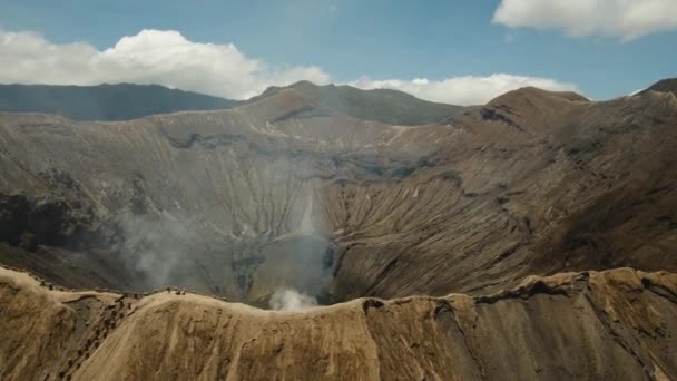 Volcan actif avec un cratère gunung bromo jawa — Video