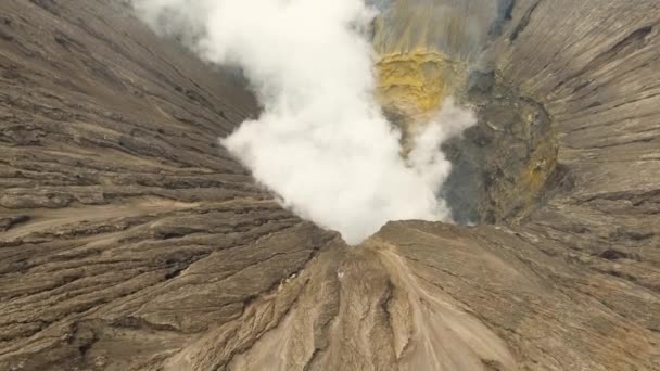 Активный вулкан с кратером Gunung Bromo Jawa — стоковое видео