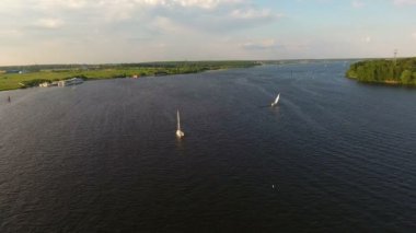 Göl manzaralı yelkenli teknesi