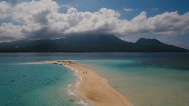 Flygvy vacker strand på tropisk ö — Stockvideo