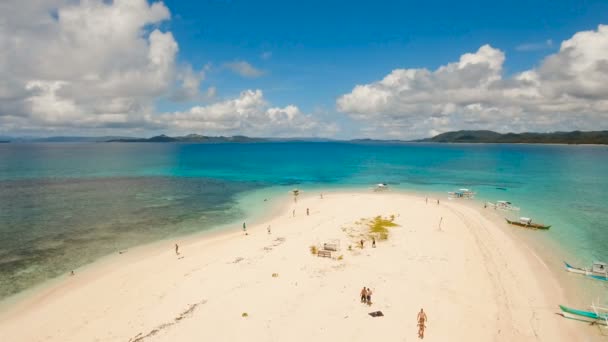 Bovenaanzicht prachtig strand op tropisch eiland — Stockvideo