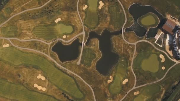 Εναέρια άποψη του γηπέδου γκολφ και νερό — Αρχείο Βίντεο