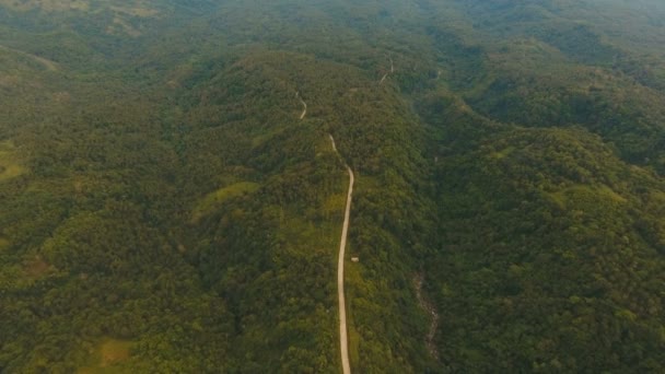 Droga widokowa z lotu ptaka w górach dżungli Camiguin — Wideo stockowe