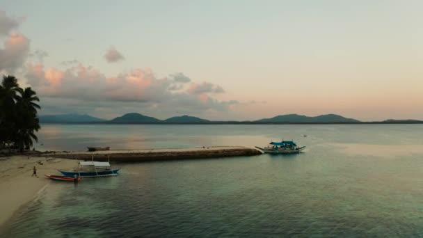 Bay of Tropical Island během východu slunce — Stock video