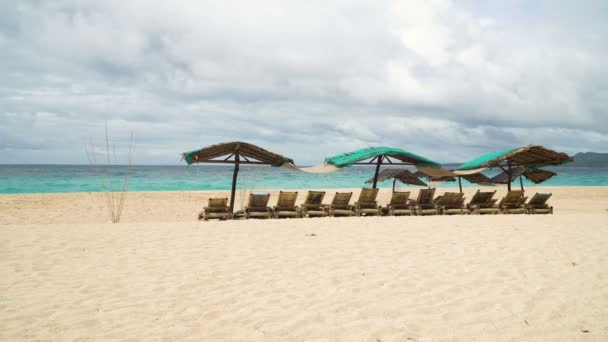 Hermosa playa en isla tropical — Vídeos de Stock