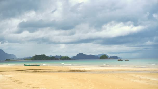 Bela praia na ilha tropical — Vídeo de Stock