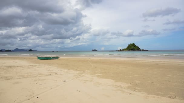 Schöner Strand auf tropischer Insel — Stockvideo