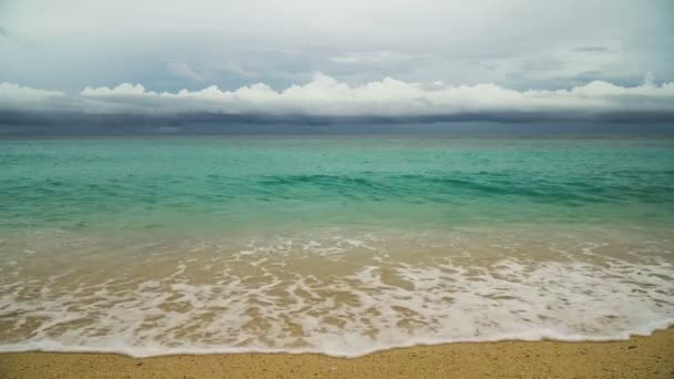 Schöner Strand auf tropischer Insel in stürmischem — Stockvideo