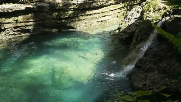 Vackert tropiskt vattenfall — Stockvideo