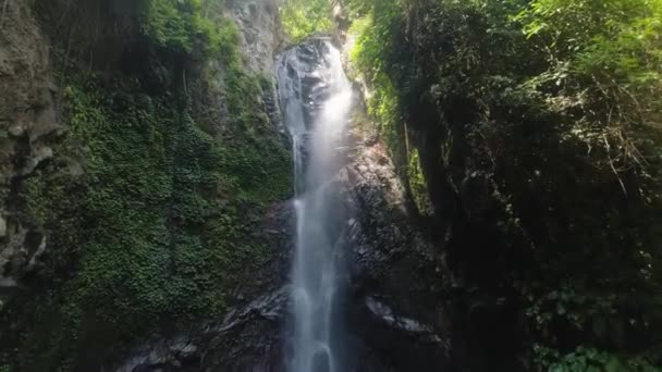 Prachtige tropische waterval — Stockvideo