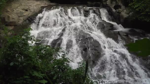 Vacker tropisk vattenfall bali indonesien — Stockvideo