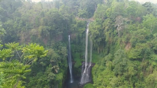 Güzel tropikal şelale bali Endonezya — Stok video