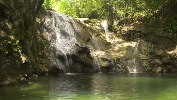美しい熱帯の滝フィリピンのアルコール — ストック動画