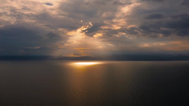 Chmurne niebo nad morzem podczas zachodu słońca — Wideo stockowe