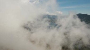 Dağlarda göl Bali Endonezya adası