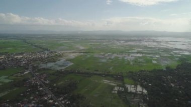 Göl çiftlikleri, toprakları ve dağları olan bir manzara.