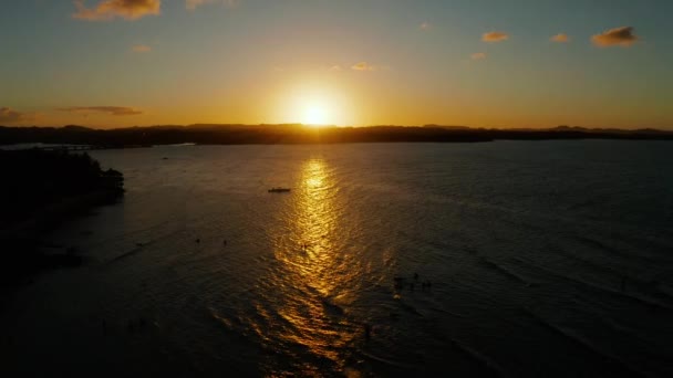 Πολύχρωμο ηλιοβασίλεμα πάνω από τροπικά νησιά — Αρχείο Βίντεο