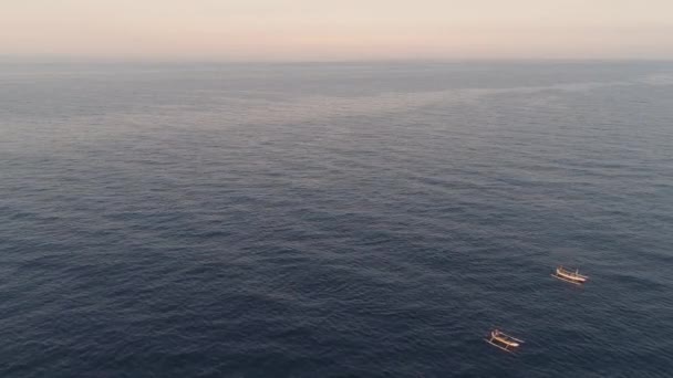 Рыбацкая лодка в море indonesia — стоковое видео