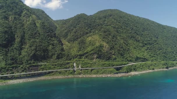 Motorvägen på viadukten vid havet Filippinerna — Stockvideo