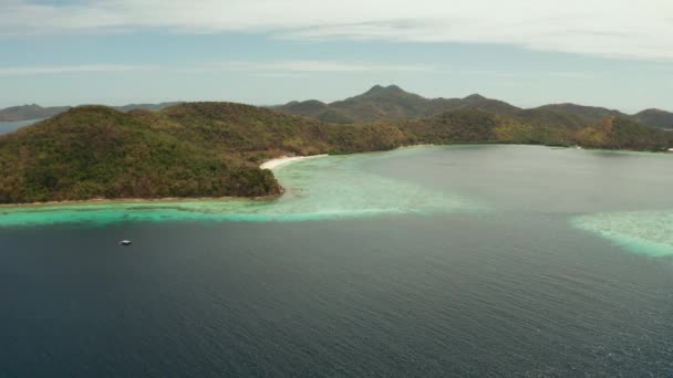 Island with coral reef and turquoise water — Stock Video