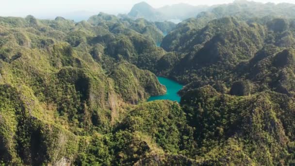 Bergsee-Kajangan auf tropischer Insel — Stockvideo