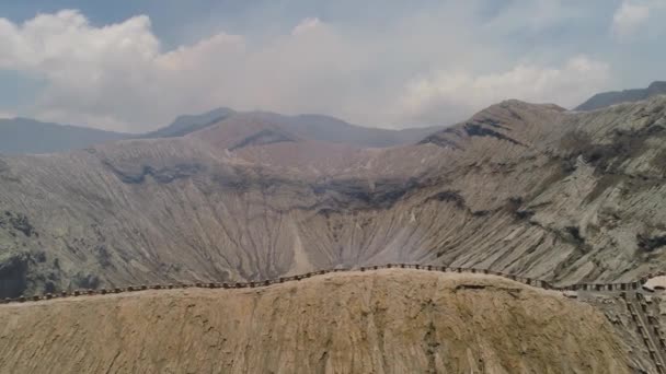 Berglandschap met een actieve vulkaan — Stockvideo