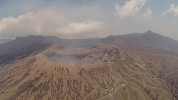 Ορεινό τοπίο με ενεργό ηφαίστειο — Αρχείο Βίντεο