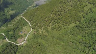 Luzon Filipinleri adasındaki dağ yolu.