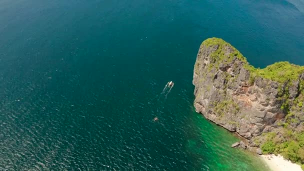 Bateau à moteur philippin à la surface de l'eau — Video