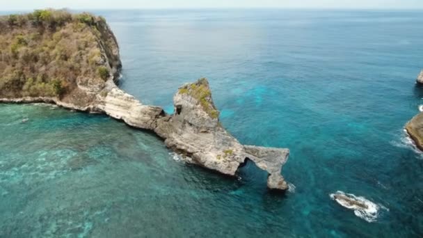 Скала в море Бали-Индонезия — стоковое видео