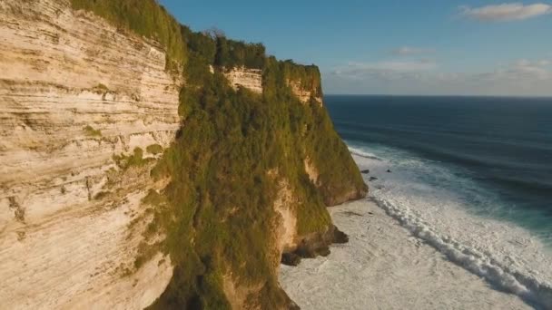 Skalnaté pobřeží na ostrově Bali letecký výhled — Stock video