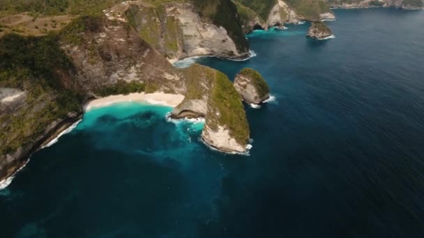 Denizde sahili olan kayalık bir uçurum Karang dawa — Stok video
