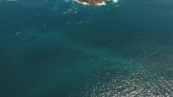 Île rocheuse dans l'océan — Video