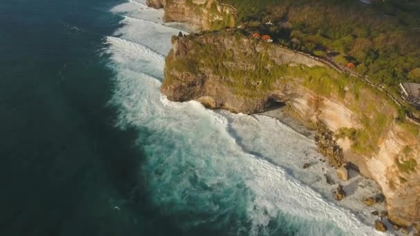 Felsige Küste auf der Insel Bali aus der Luft — Stockvideo