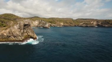 Deniz Burnu Kayalıkları Nusa Penida Bali 'de dalgalar