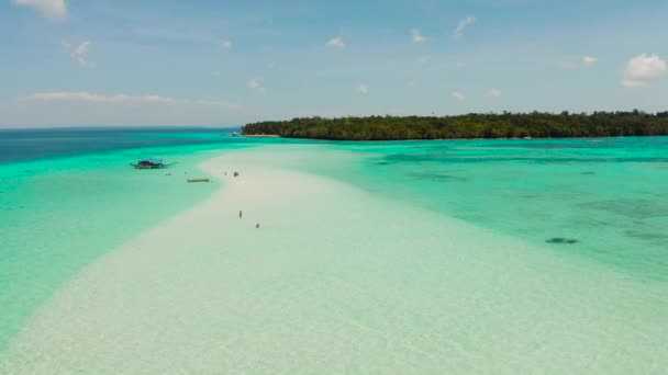 Sandy beach in the lagoon with turquoise water — Stock Video