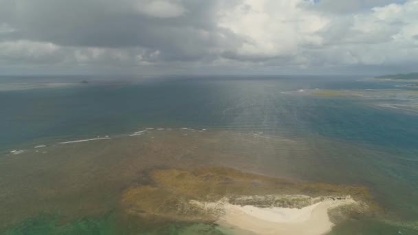 Île sablonneuse dans la mer philippines — Video