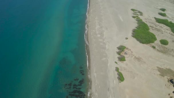 Морской пейзаж с пляжем Филиппин лузон — стоковое видео