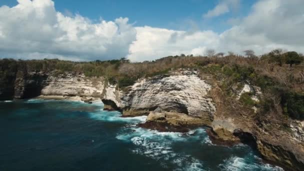 Морские скалы моря и волны на nusa penida bali — стоковое видео