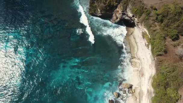 Zeegezicht kliffen zee en golven op nusa penida — Stockvideo