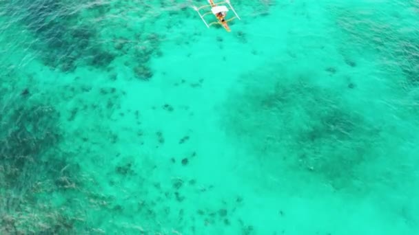 Recife de coral de paisagem marinha e mar azul com lancha — Vídeo de Stock