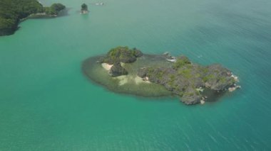 Caramoan adalarının deniz manzarası.