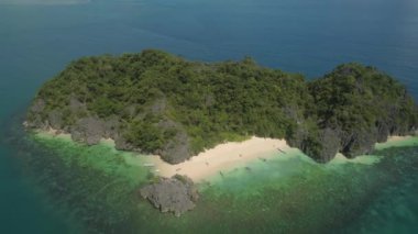 Caramoan adalarının deniz manzarası.