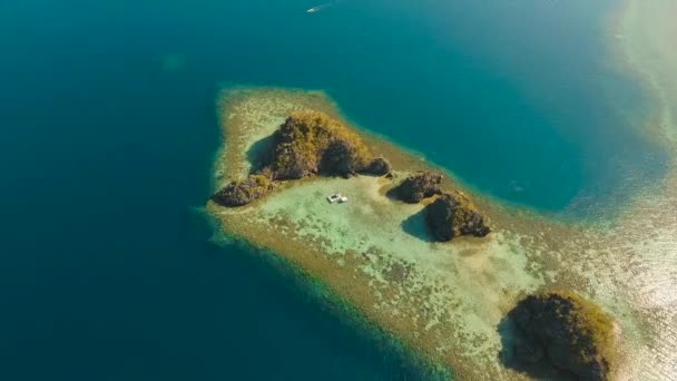 Göl Kenarında Adaları Olan Deniz Burnu — Stok video