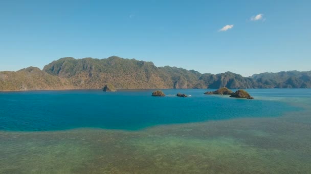 석호와 섬들이 있는 계절 풍경 — 비디오