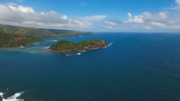 Paesaggio marino con scogli tropicali della spiaggia dell'isola — Video Stock