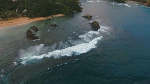 Zeegezicht met tropische eiland strand rotsen — Stockvideo