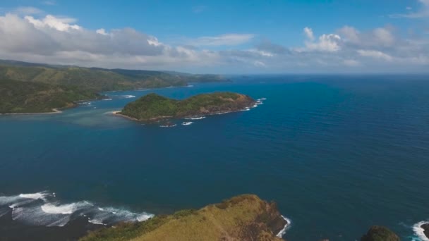 Meereslandschaft mit tropischen Inselfelsen und Wellen — Stockvideo